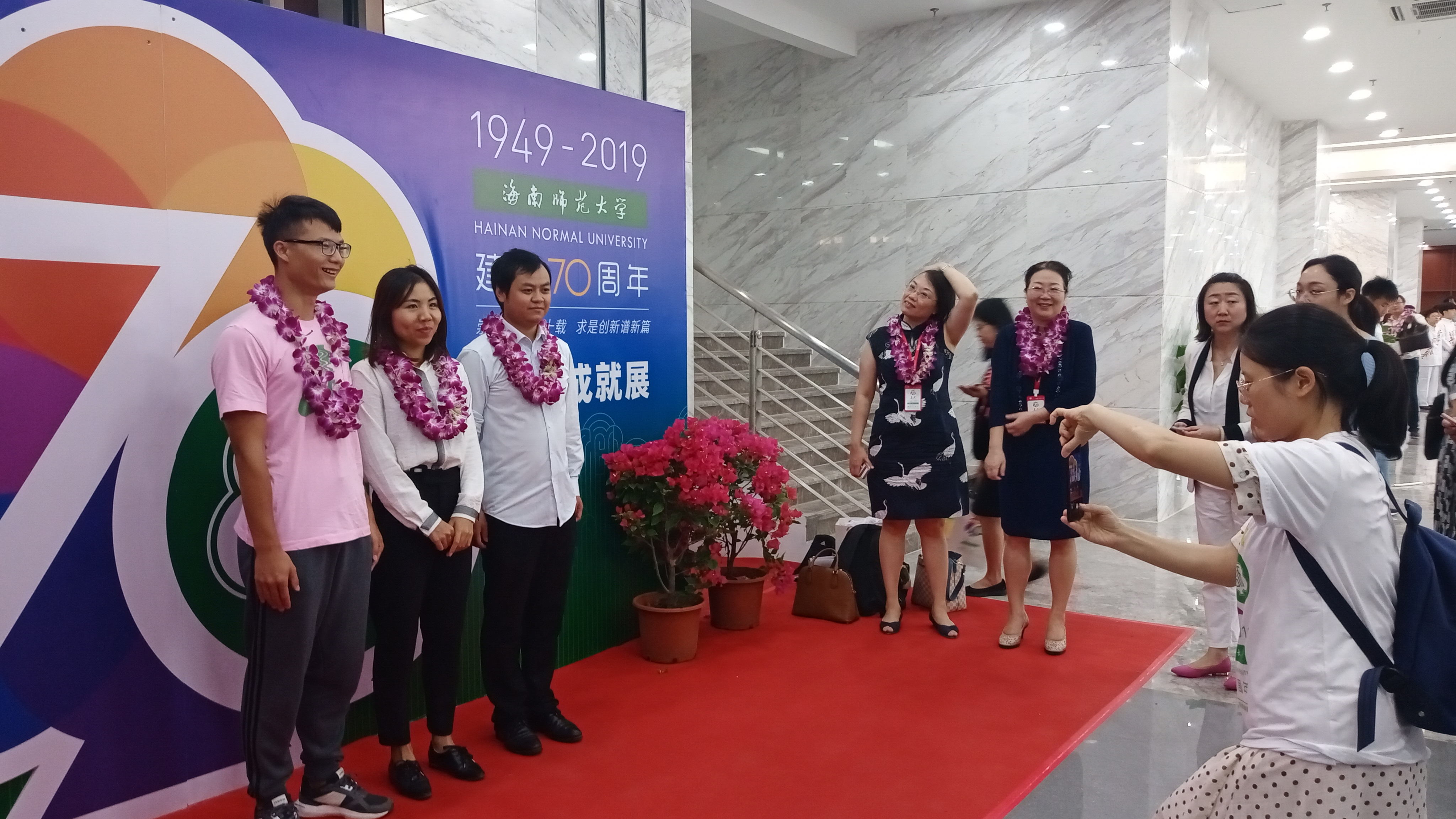 王路副省长参观建校70周年历史•成就展