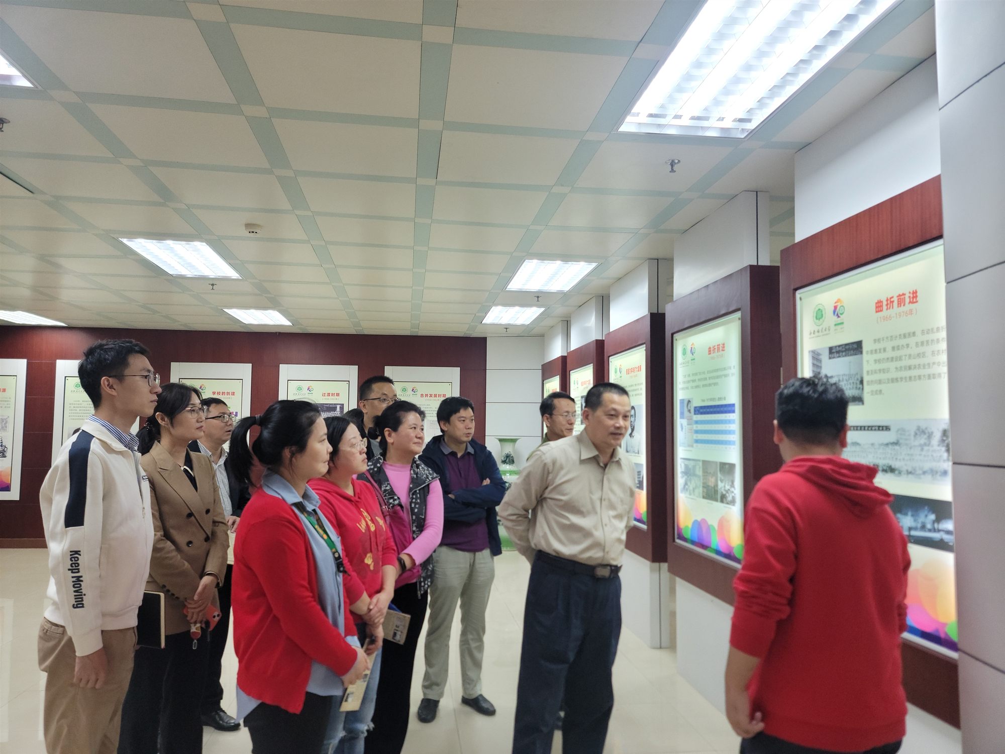 研究生学院参观校史馆