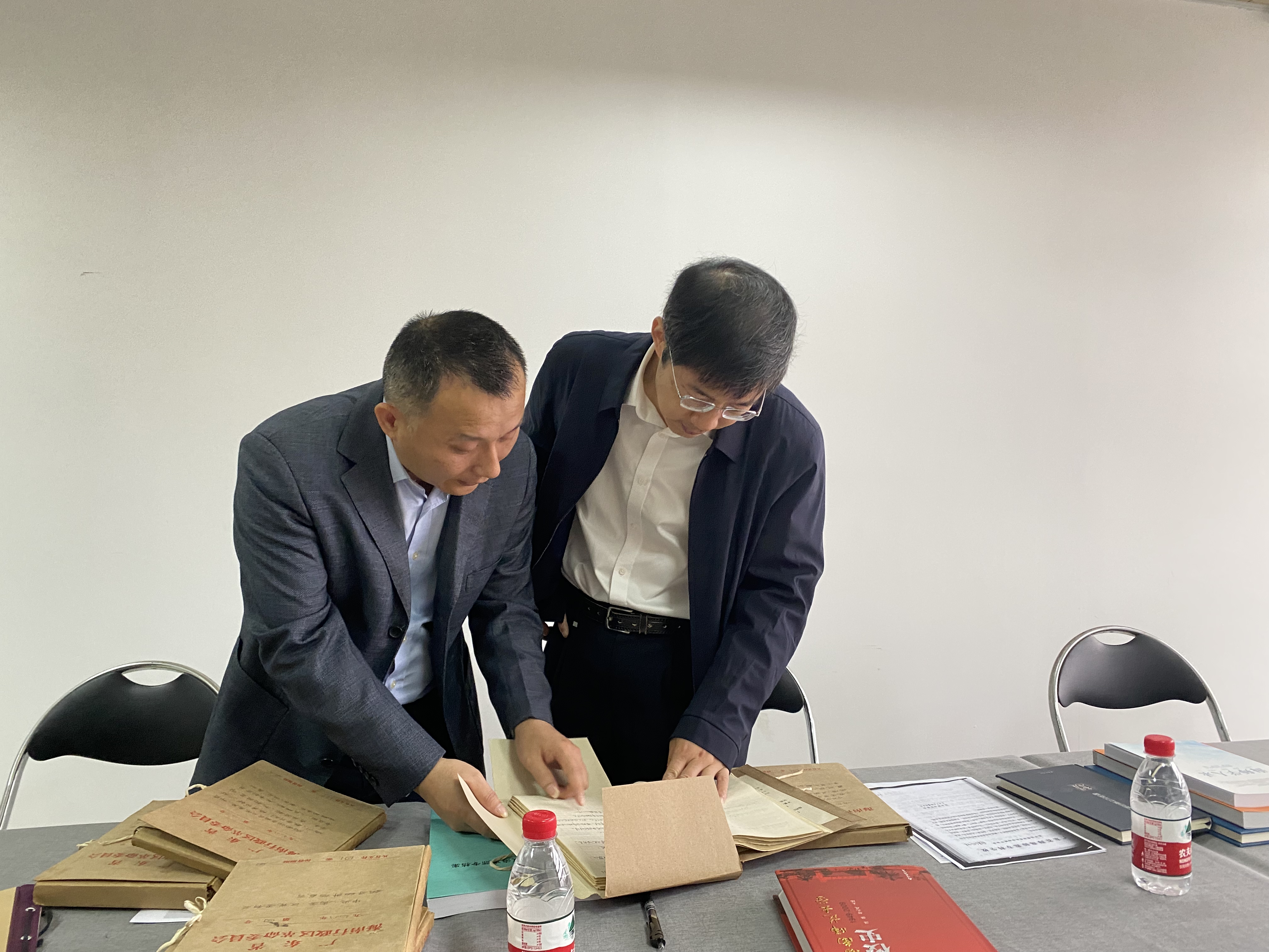 陈相松到档案馆调研指导工作