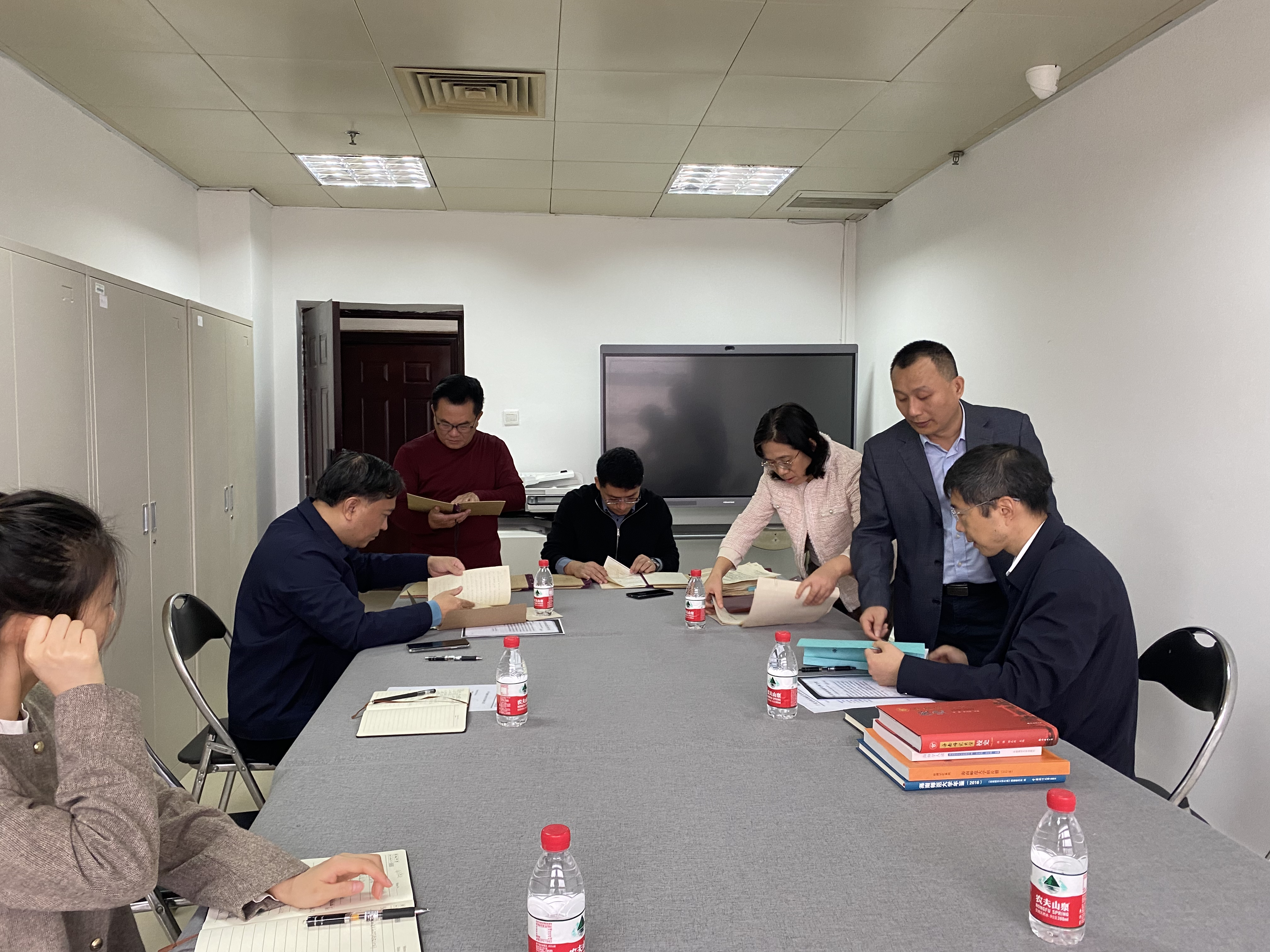 陈相松到档案馆调研指导工作